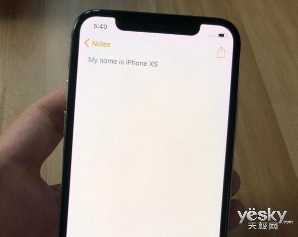 iphone xs疑似真机上手照曝光:机身更圆润!