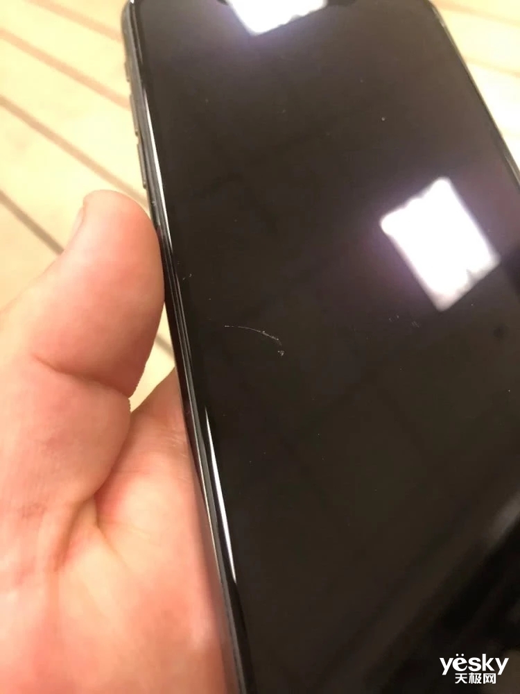 国外用户反馈iphone 11刮擦门 屏幕太脆弱塑料钥匙扣就能刮伤 天极网