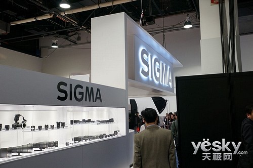 CES2013ƷŮһ ֱչ̨