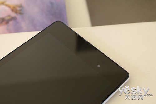 谷歌昨发布白色版新Nexus 7 和黑色差别不大