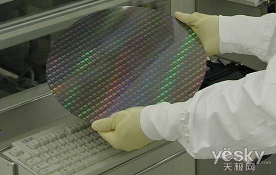 //www.xbitlabs.com/images/news/2013-01/intel_ireland_semiconductor_chip_fab_300mm_wafer_4.jpg