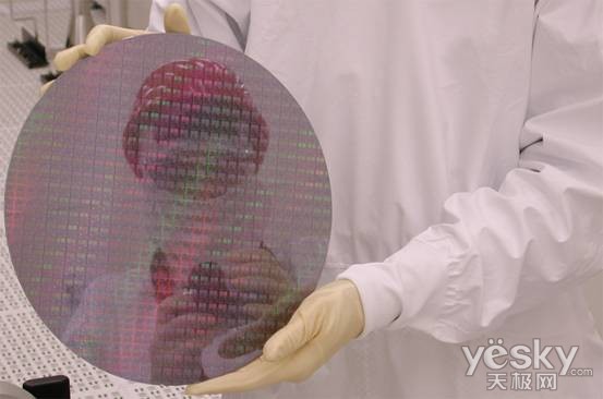 //www.xbitlabs.com/images/news/2013-01/intel_ireland_semiconductor_chip_fab_300mm_wafer_2.jpg