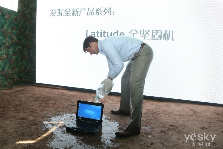 Latitude Rugged ִܼAndrew MooreֳˮLatitude 14ȫ̻