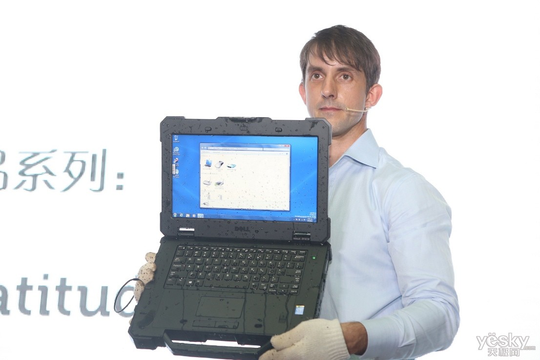 Latitude Rugged ִܼAndrew Mooreչʾ̤ˮܺͿºеLatitude 14ȫ̻