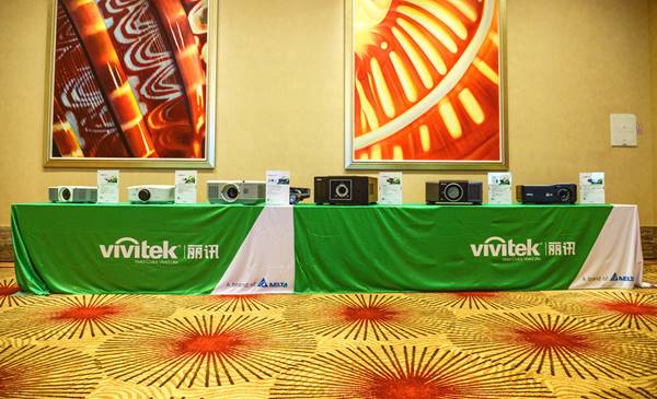图四：Vivitek(丽讯)现场展示工程、商教产品线的主流投影机