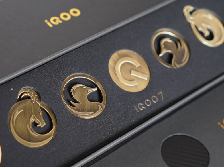 iQOO 7手机发布会邀请函到手！七枚徽章暗示重磅升级